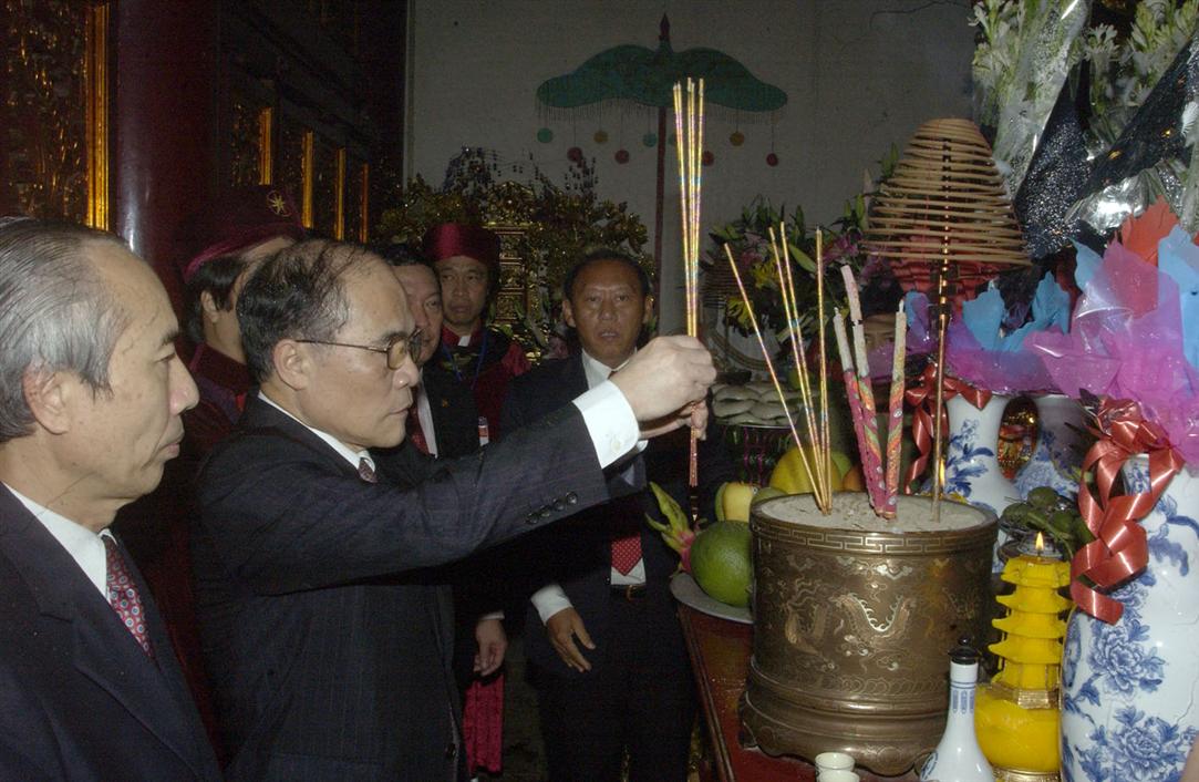 ພິທີໄຫວ້ບູຊາເຈົ້າຊີວິດຮູ່ງ